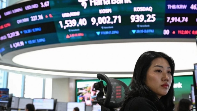 Thị trường châu Á phân hóa vì làn sóng bán tháo cổ phiếu chip