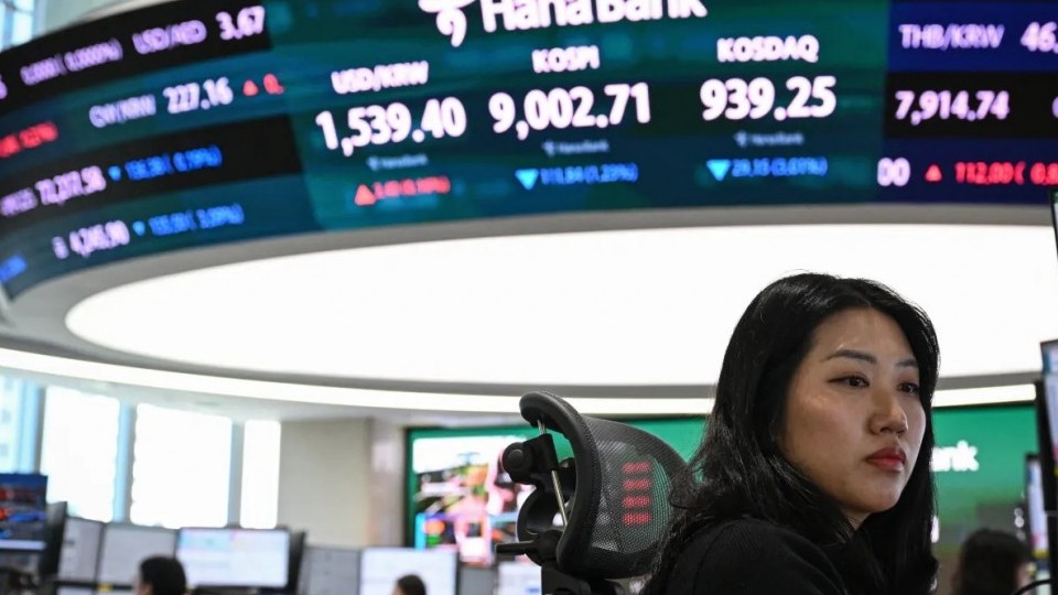 Thị trường châu Á phân hóa vì làn sóng bán tháo cổ phiếu chip