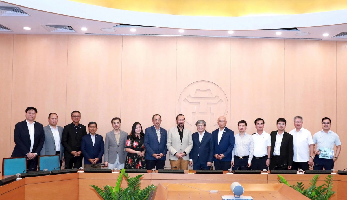 Phó Chủ tịch UBND thành phố Hà Nội Trương Việt Dũng cùng các thành viên trong đoàn chụp ảnh lưu niệm. (Ảnh: hanoimoi.vn)