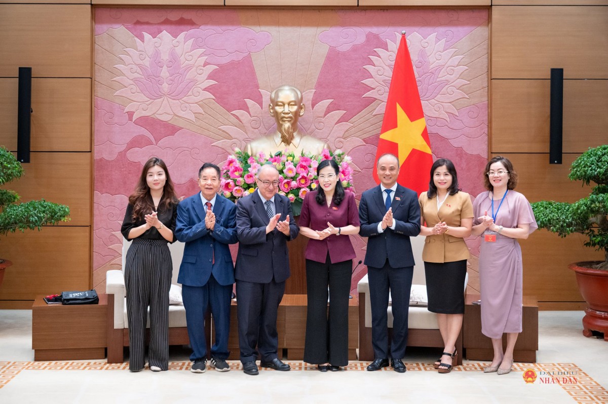 Chủ nhiệm Ủy ban Khoa học, Công nghệ và Môi trường Nguyễn Thanh Hải và Chủ tịch Tổ chức Hỗ trợ Đại học Thế giới Đức (WUS) TS. Kambiz Ghawami chụp ảnh lưu niệm cùng các đại biểu (Ảnh: 