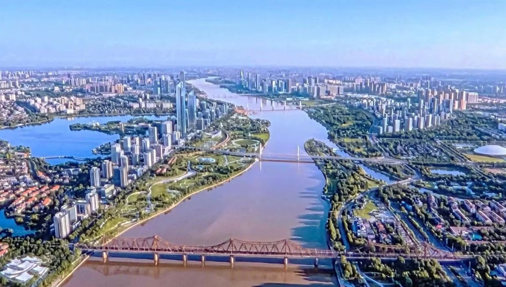 Từ “thành phố có sông” đến “thành phố bên sông”