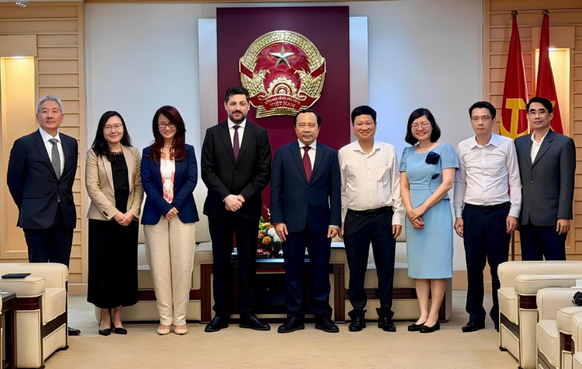 Bộ trưởng Vũ Hải Quân và các đại biểu chụp ảnh lưu niệm. Bộ trưởng Vũ Hải Quân và các đại biểu chụp ảnh lưu niệm.