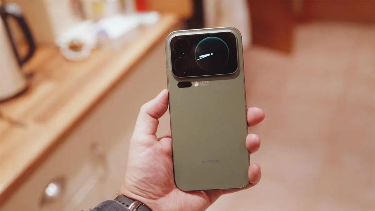Thiết kế mặt lưng của nguyên mẫu Xiaomi 18 Pro với cụm camera cỡ lớn, màn hình phụ phía sau và hệ thống camera được đồn đoán gồm cảm biến chính 200 MP cùng camera tiềm vọng 200 MP. Ảnh minh họa. Thiết kế mặt lưng của nguyên mẫu Xiaomi 18 Pro với cụm camera cỡ lớn, màn hình phụ phía sau và hệ thống camera được đồn đoán gồm cảm biến chính 200 MP cùng camera tiềm vọng 200 MP. Ảnh minh họa.