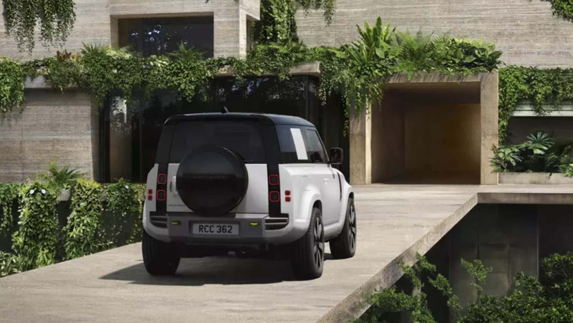 Land Rover Defender 2027 được trang bị lớp phim bảo vệ có khả năng tự phục hồi các vết xước nhỏ. Ảnh: Land Rover.