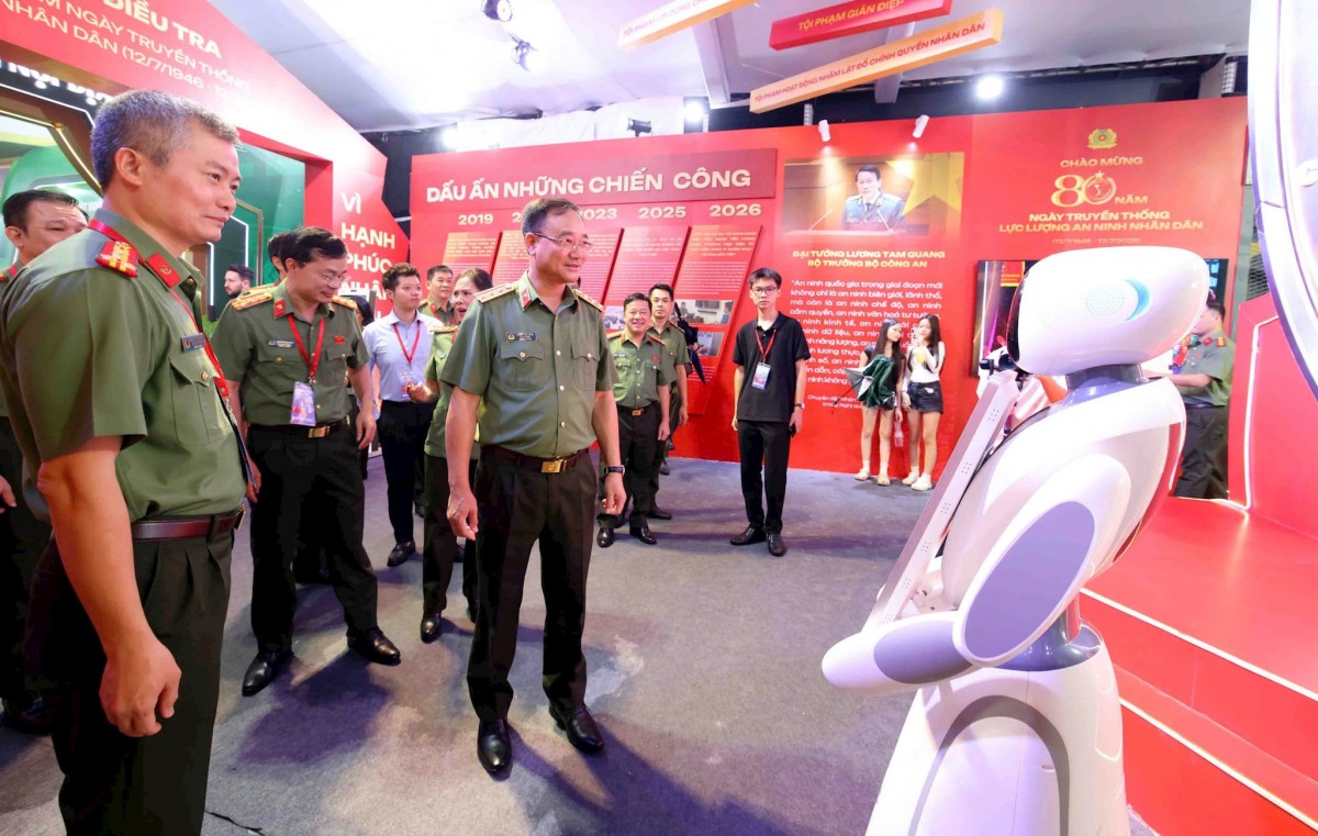 Các đại biểu tham quan không gian triển lãm của sự kiện. Các đại biểu tham quan không gian triển lãm của sự kiện.