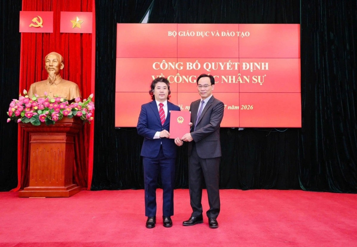 PGS.TS Hoàng Minh Sơn, Bộ trưởng Bộ GD&ĐT trao quyết định bổ nhiệm PGS.TS Tạ Hải Tùng giữ chức vụ Phó Giám đốc ĐH Bách khoa Hà Nội (Ảnh: Hust)