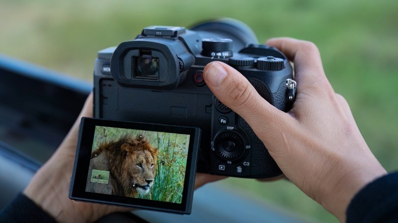 Sony ra mắt RX10 V máy ảnh siêu zoom quay 4K 120p, giá 2.300 đô la Sony ra mắt RX10 V máy ảnh siêu zoom quay 4K 120p, giá 2.300 đô la