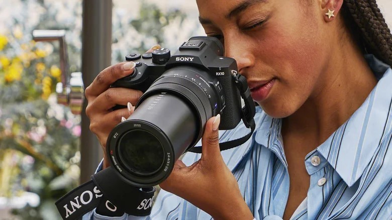 Sony ra mắt RX10 V máy ảnh siêu zoom quay 4K 120p, giá 2.300 đô la Sony ra mắt RX10 V máy ảnh siêu zoom quay 4K 120p, giá 2.300 đô la