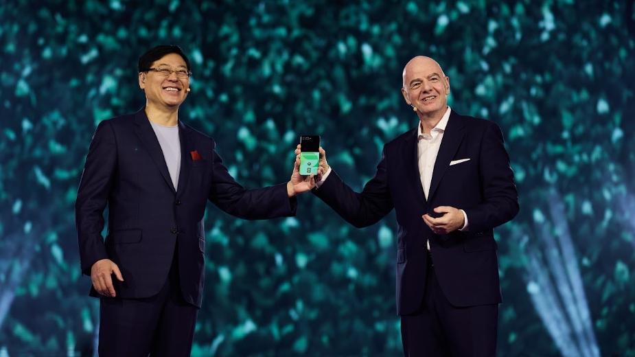 Chủ tịch kiêm CEO Lenovo Yuanqing Yang và Chủ tịch FIFA Gianni Infantino công bố quan hệ hợp tác giữa Lenovo và FIFA. Ảnh: Lenovo.