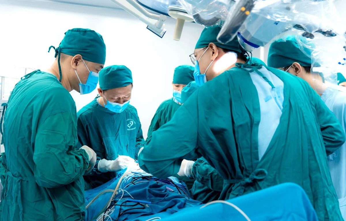 BSCKII Nguyễn Văn Ninh, Phó Trưởng khoa phụ trách Khoa Liên chuyên khoa (bao gồm Mắt, Tai Mũi Họng, Răng Hàm Mặt), Bệnh viện Nhi Hà Nội cùng các bác sĩ thực hiện cấy điện cực ốc tai cho bệnh nhân. Ảnh: BVNHN.