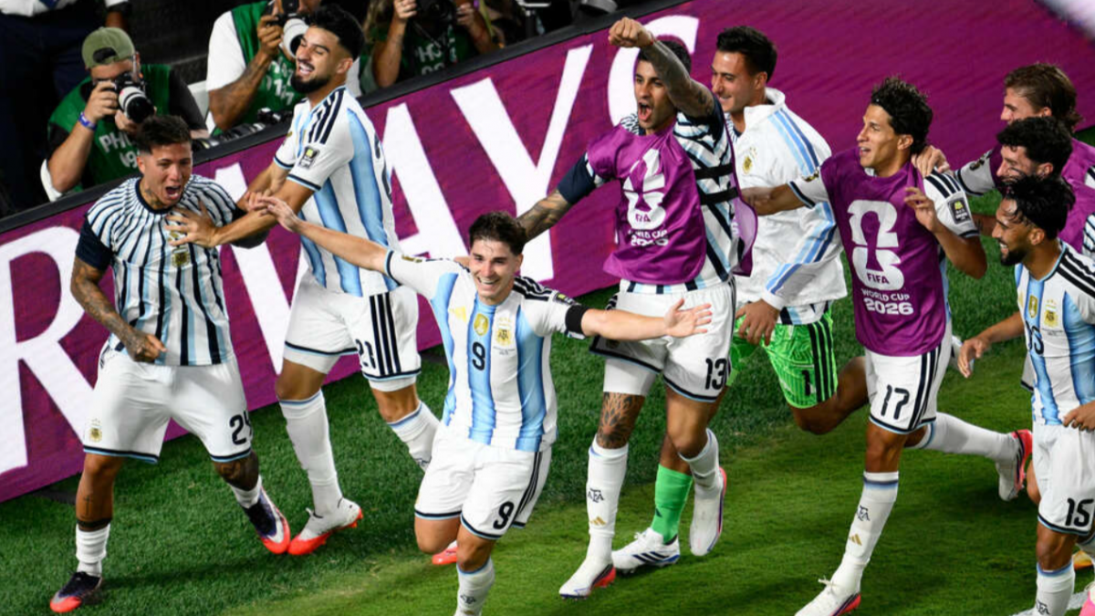 World Cup 2026: Julián Álvarez lập siêu phẩm góp công đưa Argentina đi tiếp