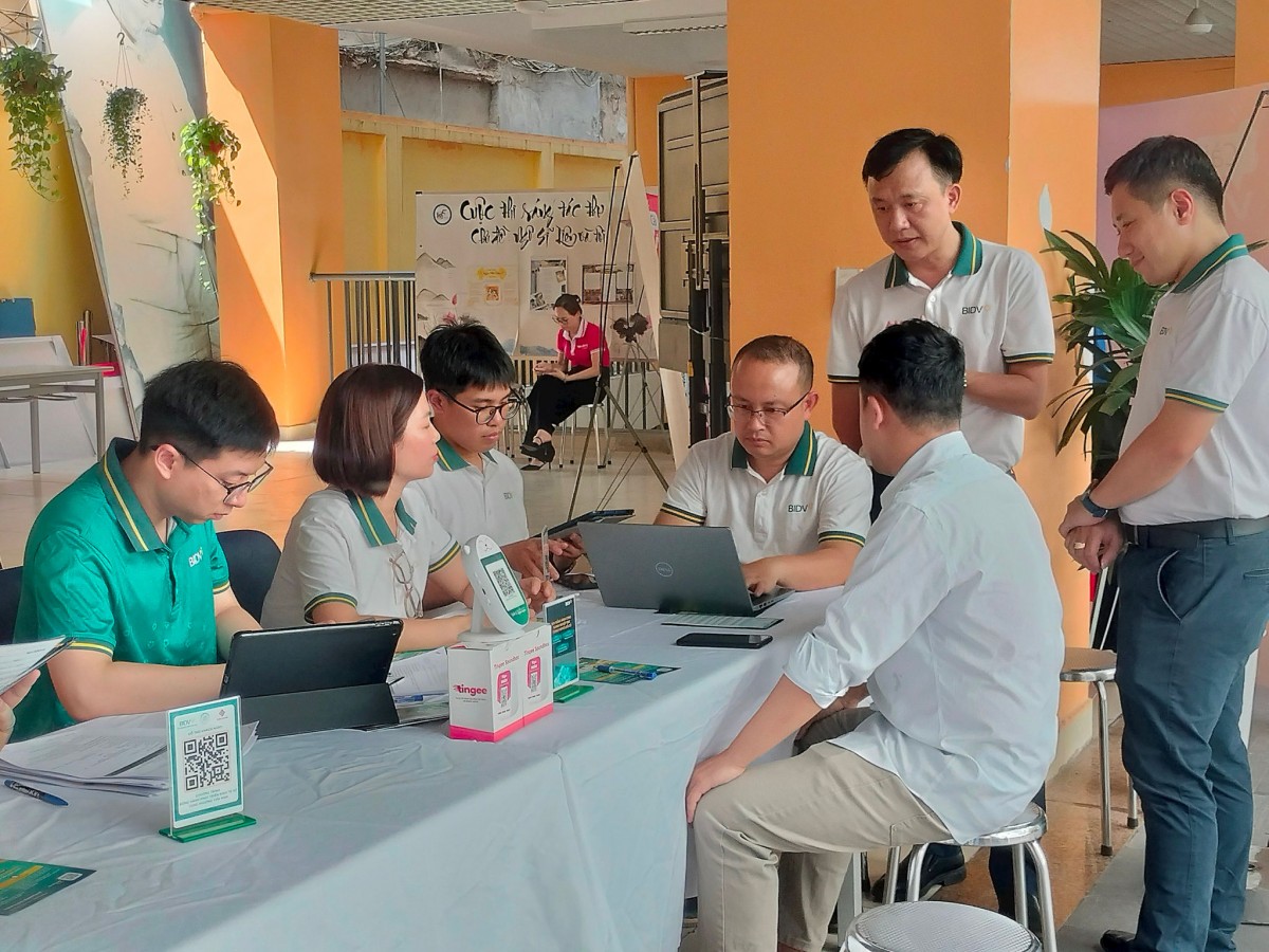 BIDV giới thiệu phần mềm quản lý bán hàng MyShop Pro tới các hộ kinh doanh Hà Nội xây dựng hệ sinh thái số cho hộ kinh doanh (Ảnh: hanoimoi.vn)