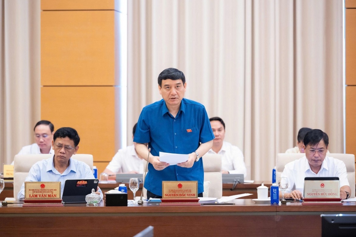 Chủ nhiệm Ủy ban Văn hóa và Xã hội của Quốc hội Nguyễn Đắc Vinh báo cáo thẩm tra tại phiên họp.