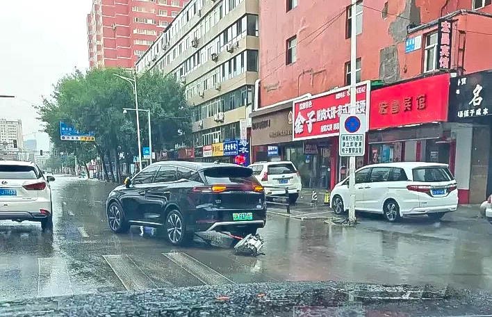 BYD Tang rơi động cơ khi lội nước, hãng khẳng định do va chạm BYD Tang rơi động cơ khi lội nước, hãng khẳng định do va chạm