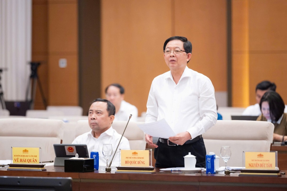 Phó Thủ tướng Chính phủ Hồ Quốc Dũng phát biểu tiếp thu, giải trình các ý kiến tại Phiên họp. Phó Thủ tướng Chính phủ Hồ Quốc Dũng phát biểu tiếp thu, giải trình các ý kiến tại Phiên họp.
