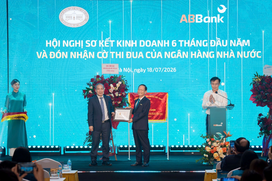 ABBank đón nhận Cờ thi đua của NHNN, tiếp tục khẳng định nền tảng tăng trưởng bền vững ABBank đón nhận Cờ thi đua của NHNN, tiếp tục khẳng định nền tảng tăng trưởng bền vững