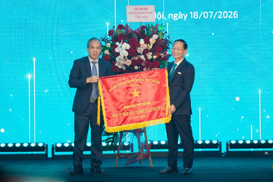 ABBank đón nhận Cờ thi đua của NHNN, tiếp tục khẳng định nền tảng tăng trưởng bền vững ABBank đón nhận Cờ thi đua của NHNN, tiếp tục khẳng định nền tảng tăng trưởng bền vững