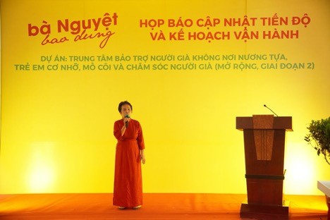 Người phụ nữ hơn 70 tuổi học quản trị số để vận hành trung tâm bảo trợ xã hội Người phụ nữ hơn 70 tuổi học quản trị số để vận hành trung tâm bảo trợ xã hội