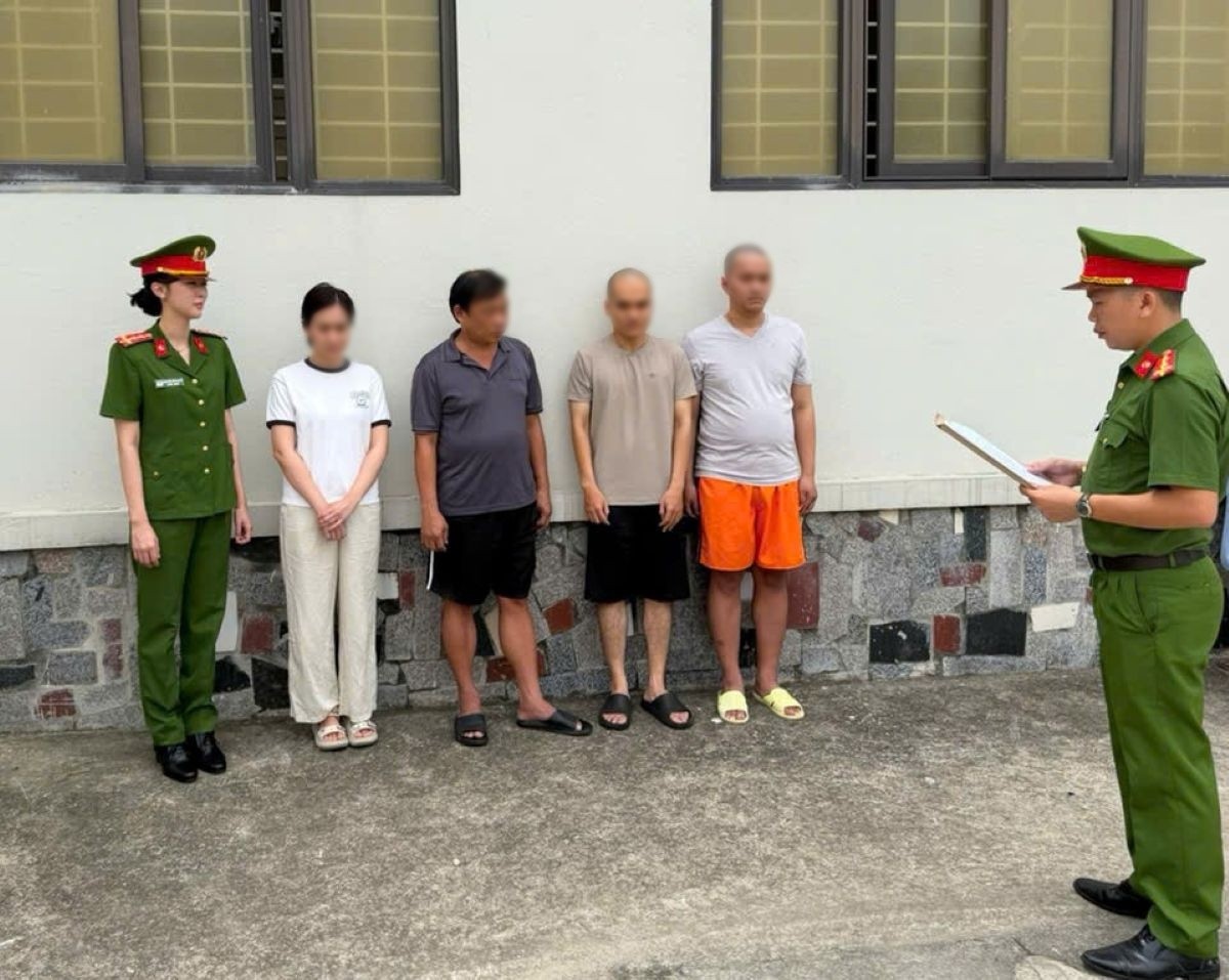 Cơ quan Cảnh sát điều tra Công an tỉnh Thanh Hóa thi hành lệnh khởi tố bị can. Ảnh: Công an Thanh Hóa Cơ quan Cảnh sát điều tra Công an tỉnh Thanh Hóa thi hành lệnh khởi tố bị can. Ảnh: Công an Thanh Hóa