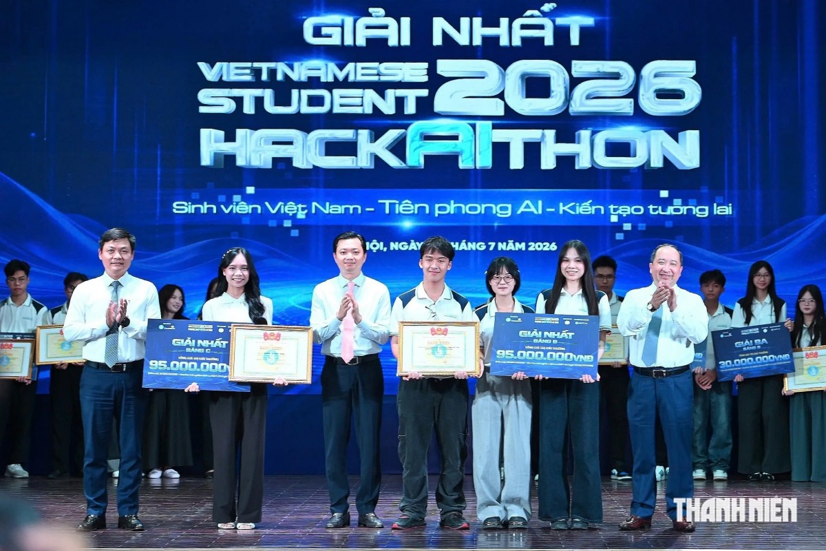 Ban tổ chức trao giải nhất cho thí sinh.