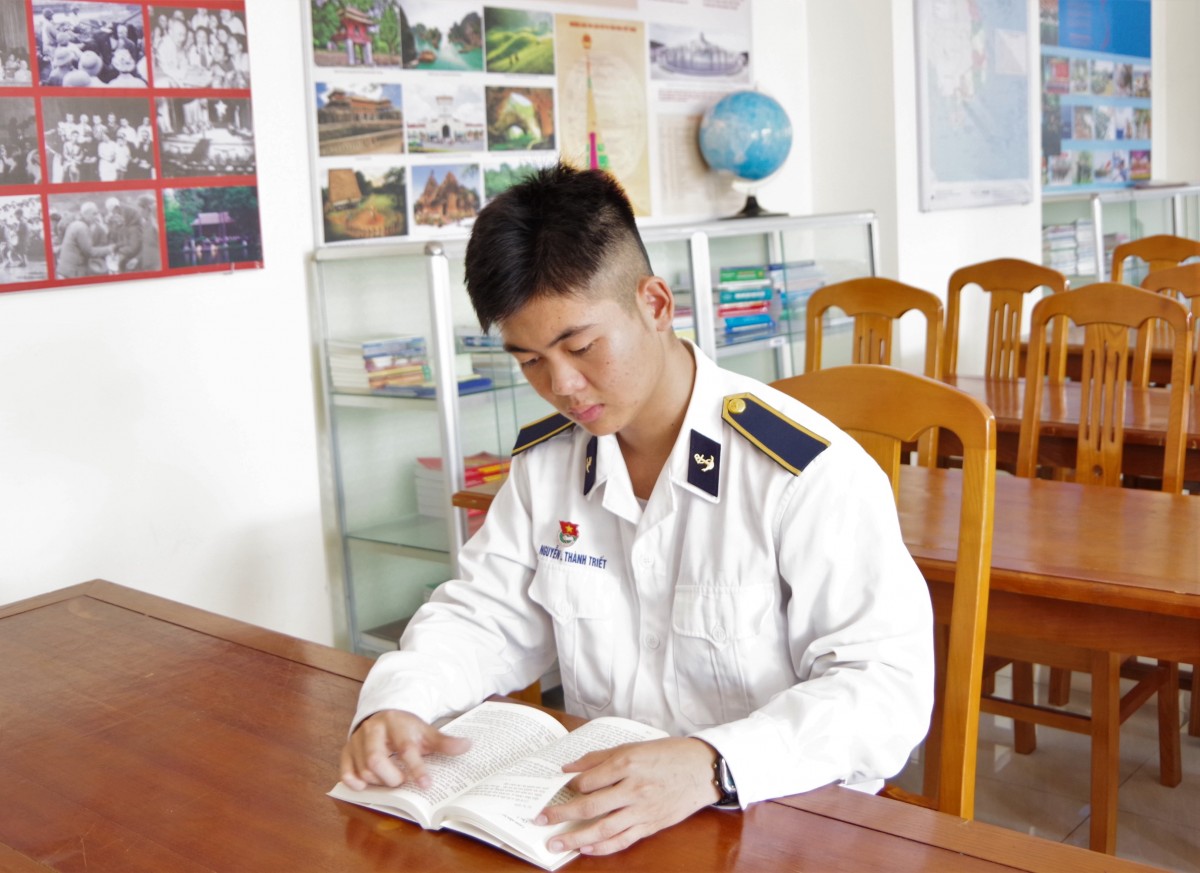 Binh nhất Nguyễn Lê Thành Triết: Từ cậu bé mồ côi đến học viên Học viện Hải quân bằng nghị lực vượt khó Binh nhất Nguyễn Lê Thành Triết: Từ cậu bé mồ côi đến học viên Học viện Hải quân bằng nghị lực vượt khó