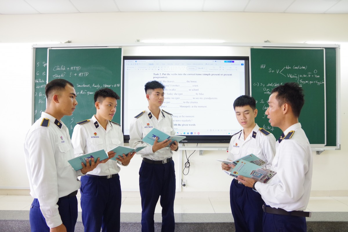 Binh nhất Nguyễn Lê Thành Triết: Từ cậu bé mồ côi đến học viên Học viện Hải quân bằng nghị lực vượt khó Binh nhất Nguyễn Lê Thành Triết: Từ cậu bé mồ côi đến học viên Học viện Hải quân bằng nghị lực vượt khó