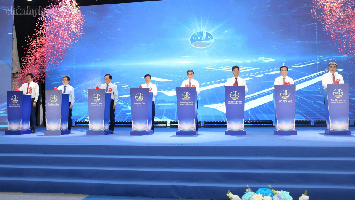 Phan Văn Giang cùng các đại biểu thực hiện nghi thức công bố sản phẩm nhôm thỏi đầu tiên của Việt Nam Phan Văn Giang cùng các đại biểu thực hiện nghi thức công bố sản phẩm nhôm thỏi đầu tiên của Việt Nam
