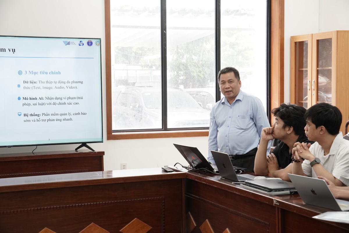 PGS.TS. Quản Thành Thơ báo cáo kết quả thực hiện nhiệm vụ.