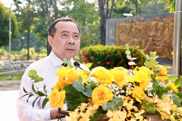Bộ trưởng Vũ Hải Quân phát biểu tại Nghĩa trang liệt sĩ ngành Giao bưu - Thông tin R. Bộ trưởng Vũ Hải Quân phát biểu tại Nghĩa trang liệt sĩ ngành Giao bưu - Thông tin R.