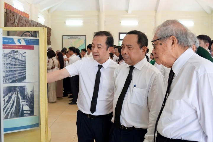 Bộ trưởng Vũ Hải Quân cùng các Thứ trưởng Bộ KH&CN tham quan tại Nhà truyền thống Giao bưu - Thông tin. Bộ trưởng Vũ Hải Quân cùng các Thứ trưởng Bộ KH&CN tham quan tại Nhà truyền thống Giao bưu - Thông tin.