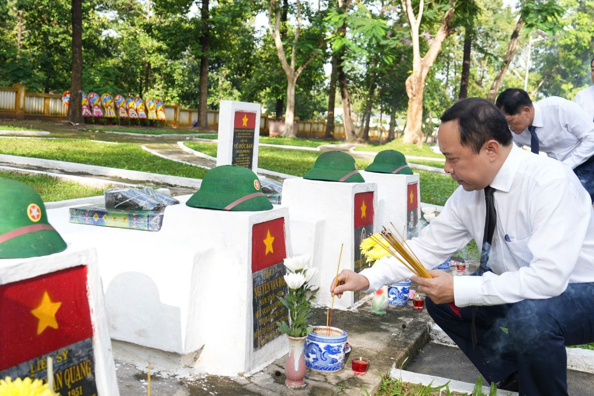 Bộ trưởng Vũ Hải Quân dâng hương tưởng niệm các Anh hùng liệt sĩ Nghĩa trang liệt sĩ ngành Giao bưu - Thông tin R. Bộ trưởng Vũ Hải Quân dâng hương tưởng niệm các Anh hùng liệt sĩ Nghĩa trang liệt sĩ ngành Giao bưu - Thông tin R.