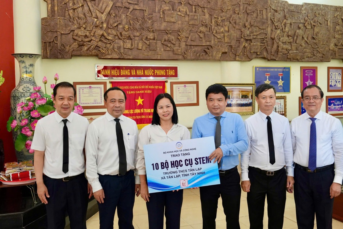 Bộ trưởng Vũ Hải Quân, các Thứ trưởng Bộ KH&CN trao quà cho Trường THCS Tân Lập, Tây Ninh. Bộ trưởng Vũ Hải Quân, các Thứ trưởng Bộ KH&CN trao quà cho Trường THCS Tân Lập, Tây Ninh.
