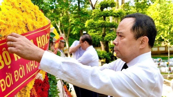 Đoàn công tác Bộ KH&CN dâng hương tri ân các Anh hùng liệt sĩ