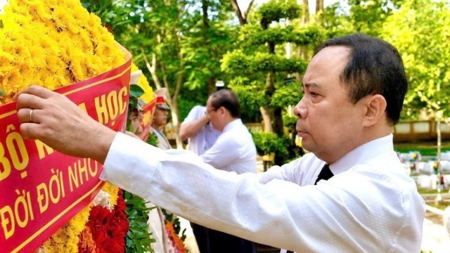 Đoàn công tác Bộ KH&CN dâng hương tri ân các Anh hùng liệt sĩ