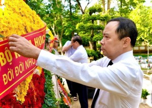 Đoàn công tác Bộ KH&CN dâng hương tri ân các Anh hùng liệt sĩ