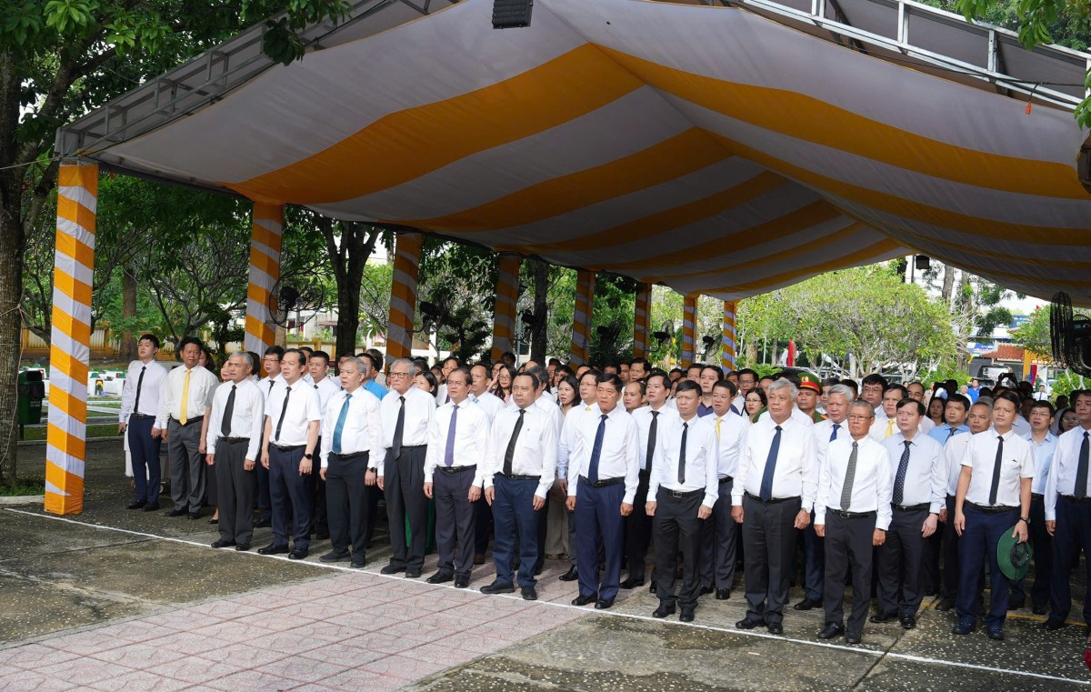 Đoàn công tác của Bộ KH&CN tưởng niệm các Anh hùng liệt sĩ. Đoàn công tác của Bộ KH&CN tưởng niệm các Anh hùng liệt sĩ.