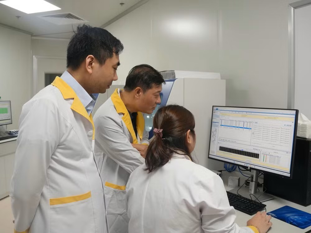  Các nhà nghiên cứu của dự án đang kiểm tra kết quả giải mã gene tại Lab (Ảnh:nhandan.vn)