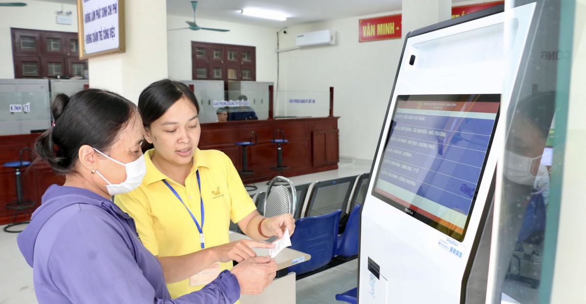 Người dân được hướng dẫn tận tình, chu đáo khi đến giải quyết thủ tục hành chính tại Trung tâm Phục vụ hành chính công tỉnh Hưng Yên Người dân được hướng dẫn tận tình, chu đáo khi đến giải quyết thủ tục hành chính tại Trung tâm Phục vụ hành chính công tỉnh Hưng Yên