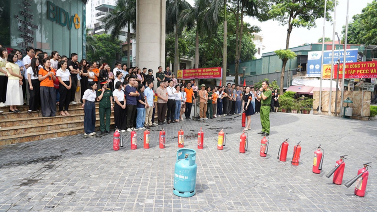 Cán bộ Đội CC&CNCH khu vực số 11 hướng dẫn học viên sử dụng bình chữa cháy xách tay