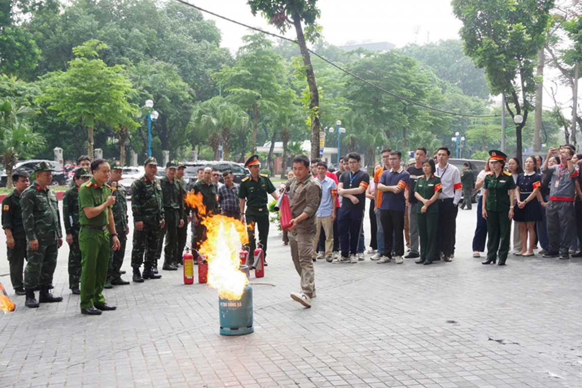 Hướng dẫn học viên trực tiếp sử dụng bình chữa cháy xách tay để dập tắt đám cháy