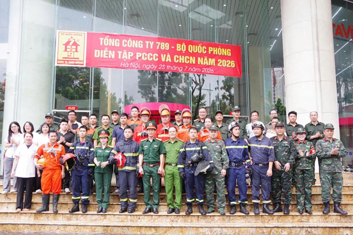 Đội CC&CNCH khu vực số 11 cùng cán bộ, nhân viên Tổng công ty 789 chụp ảnh kỷ niệm