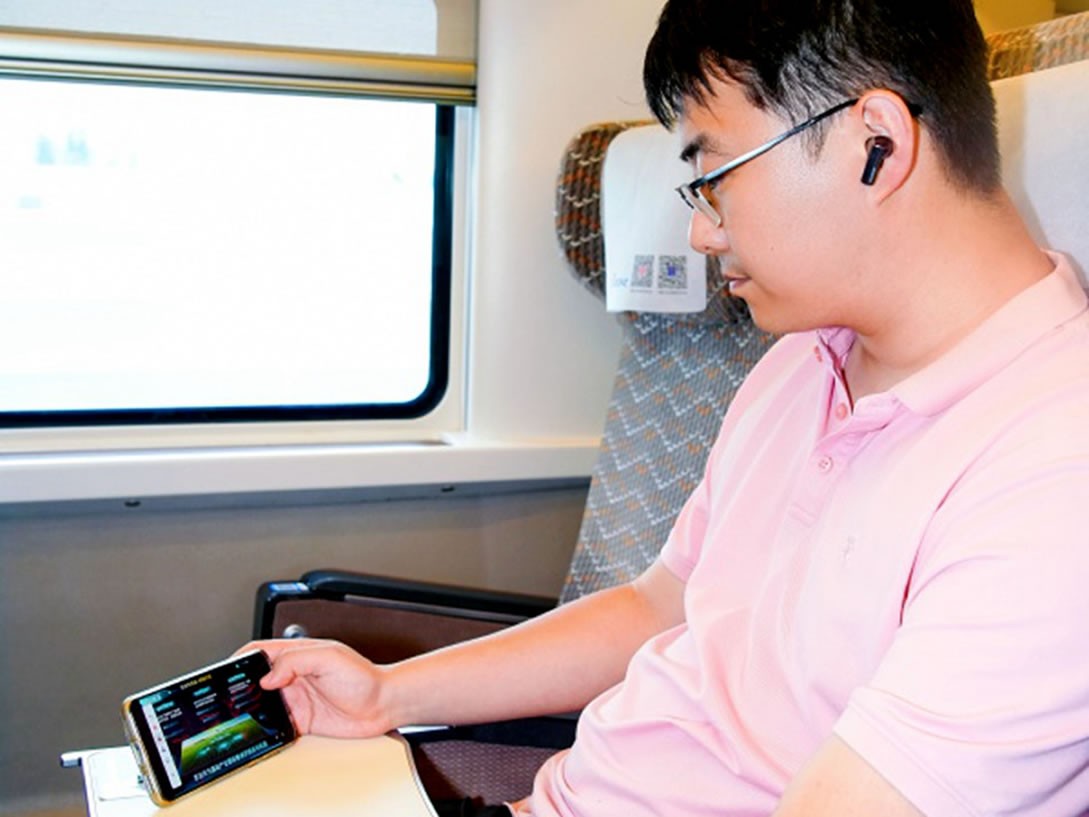 Hành khách trải nghiệm mạng 5G-A đường sắt cao tốc tuyến Bắc Kinh Thượng Hải trên chuyến tàu G733