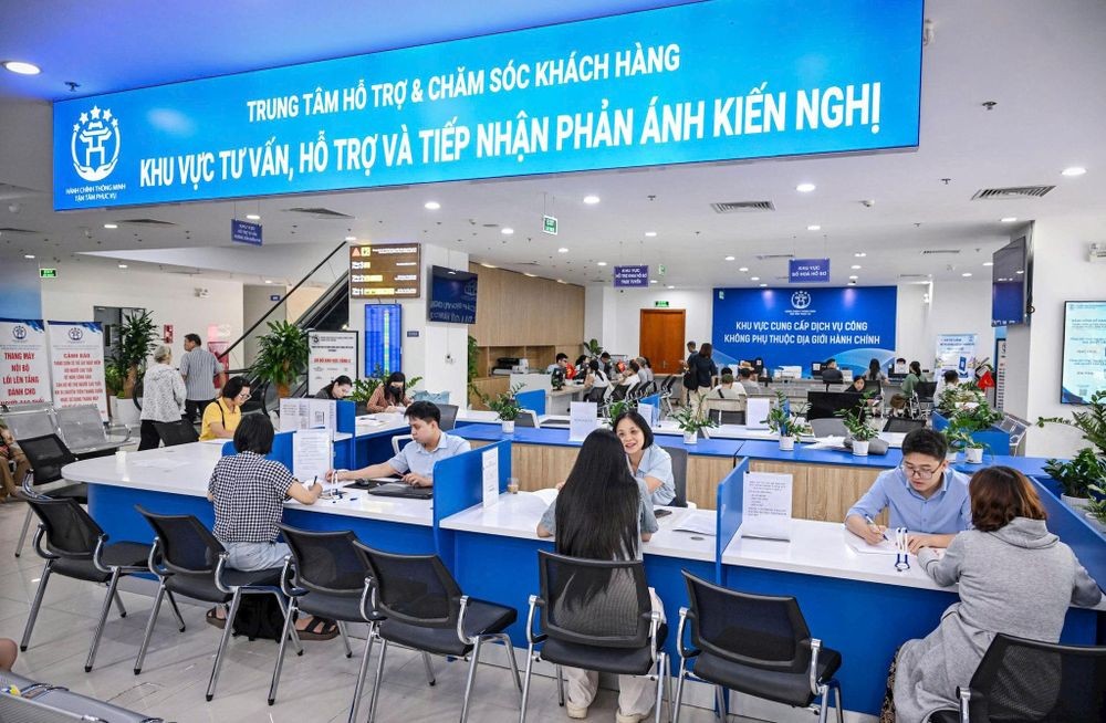 Cán bộ thực hiện tư vấn, hỗ trợ, tiếp nhận phản ánh kiến nghị tại Trung tâm Phục vụ hành chính công thành phố Hà Nội - Chi nhánh số 01.