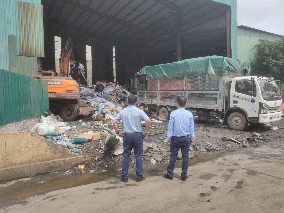 Lực lượng chức năng giám sát tiêu hủy gần 76.000 hộp bột rau vi phạm của Công ty Cổ phần Sản xuất và Thương mại Eherbal