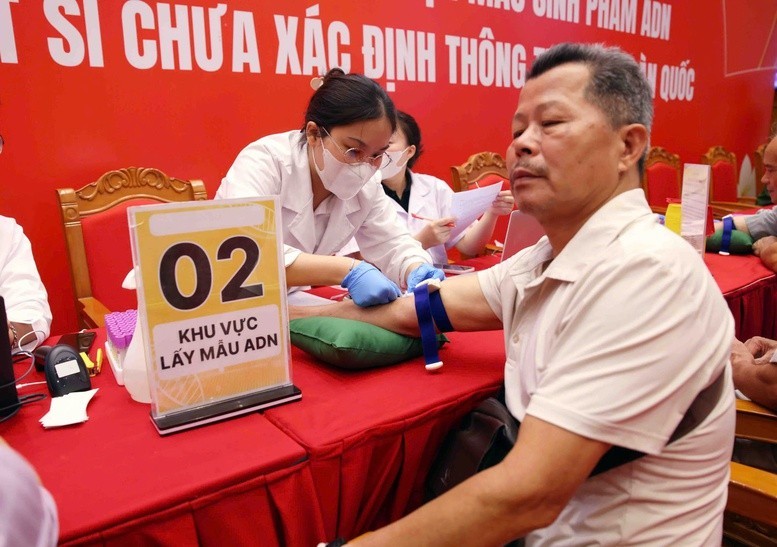 Lấy mẫu thân nhân phục vụ xác định danh tính liệt sĩ (Ảnh:Chính phủ).