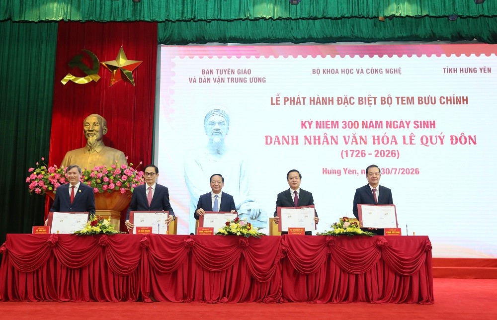 Các đồng chí lãnh đạo Trung ương và lãnh đạo tỉnh Hưng Yên thực hiện nghi thức ký bìa phát hành đặc biệt bộ tem bưu chính. (Ảnh: hungyen.gov.vn