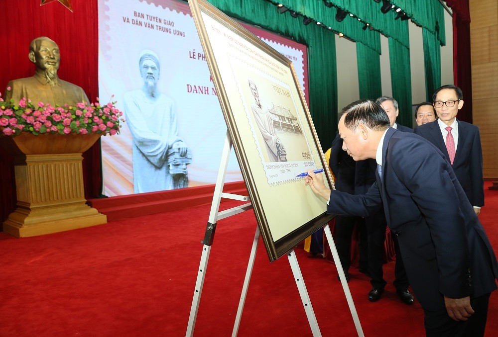 Đồng chí Trịnh Văn Quyết, Ủy viên Bộ Chính trị, Bí thư Trung ương Đảng, Trưởng Ban Tuyên giáo và Dân vận Trung ương ký lưu niệm trên tranh tem. (Ảnh: hungyen.gov.vn)