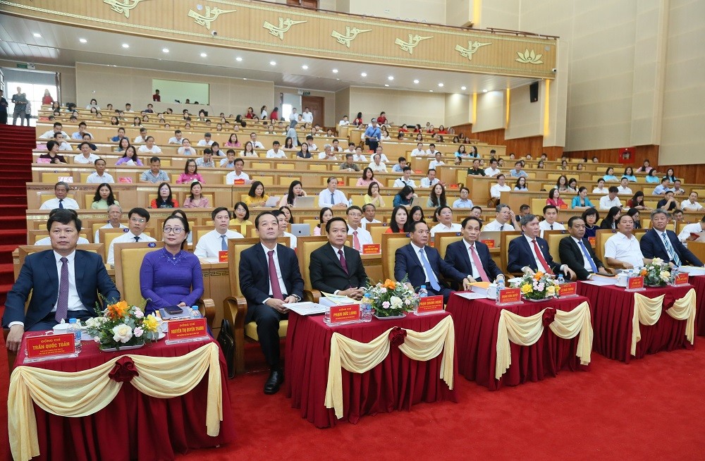 Các đồng chí lãnh đạo Đảng, Nhà nước, lãnh đạo ban, bộ, ngành Trung ương cùng lãnh đạo tỉnh dự buổi lễ (Ảnh: hungyen.gov.vn)