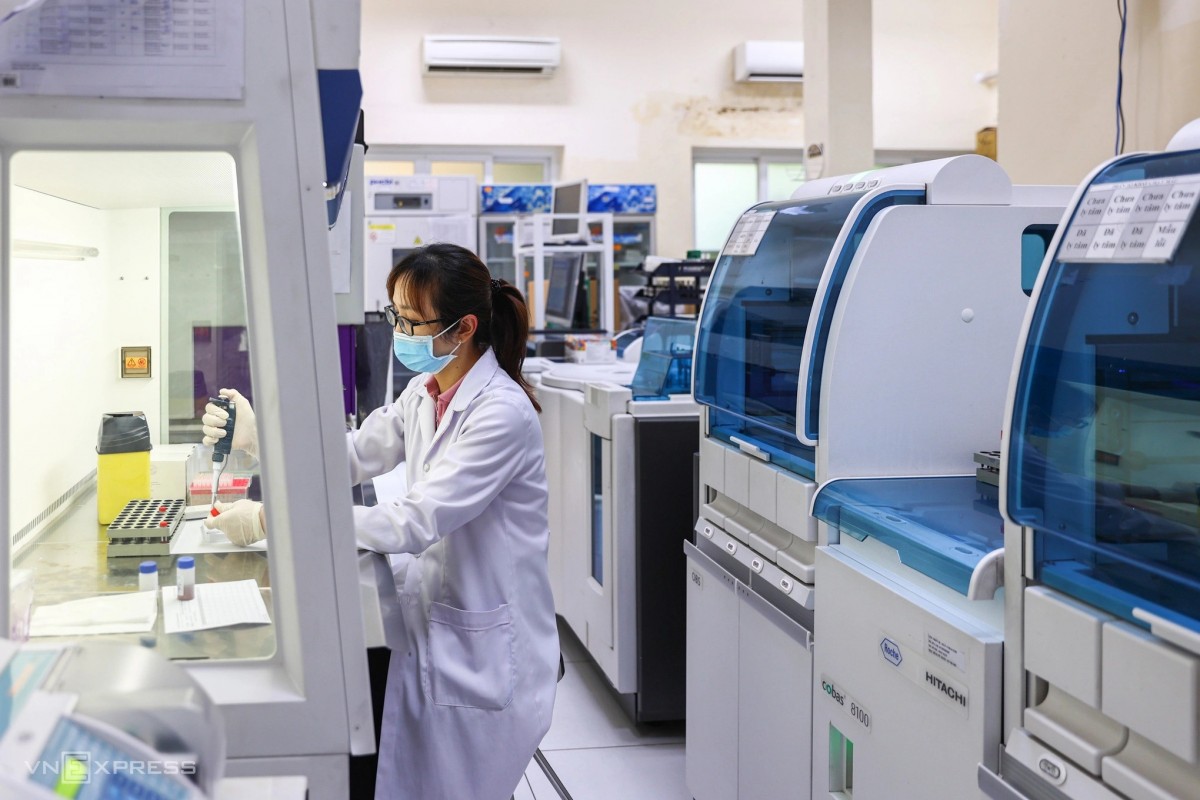 Nhân viên y tế Viện Pasteur TP. HCM nghiên cứu, xét nghiệm