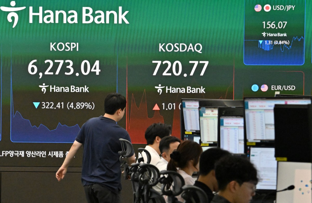 Các nhà giao dịch theo dõi diễn biến thị trường tại phòng giao dịch của Hana Bank ở Seoul khi chỉ số Kospi biến động mạnh. Ảnh: The Korea Herald.